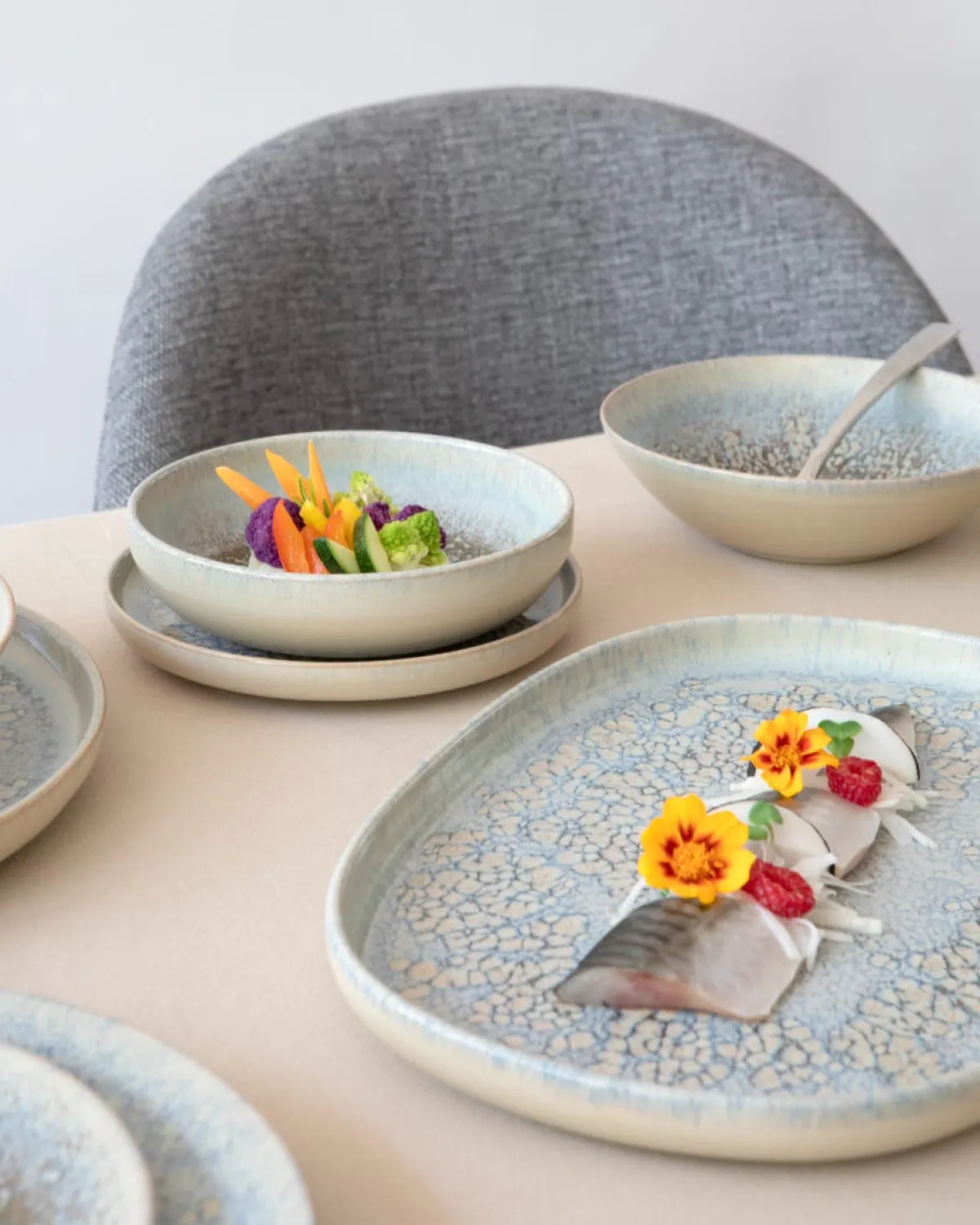 Assiette à bord droit rond gris grès émaillé Ø 22 cm Tropic - ACCOLADE Outlet