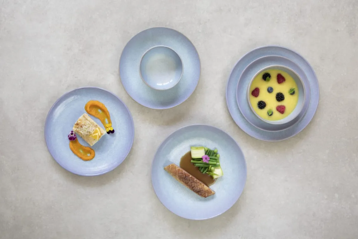 Assiette coupe plate rond bleu porcelaine Ø 24 cm Azure - ACCOLADE Best