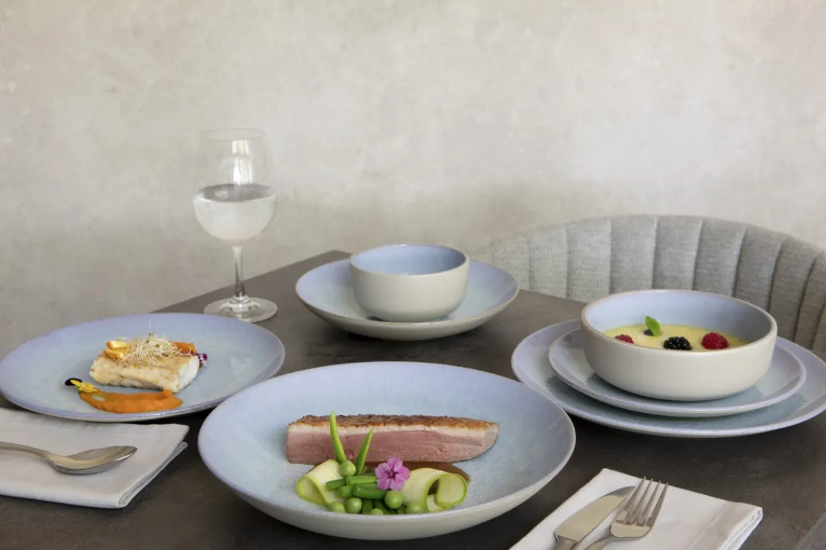 Assiette coupe plate rond bleu porcelaine Ø 24 cm Azure - ACCOLADE Best