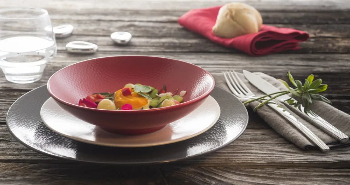 Assiette coupe plate rond rouge grès émaillé Ø 21 cm Stone - MEDARD DE NOBLAT Outlet