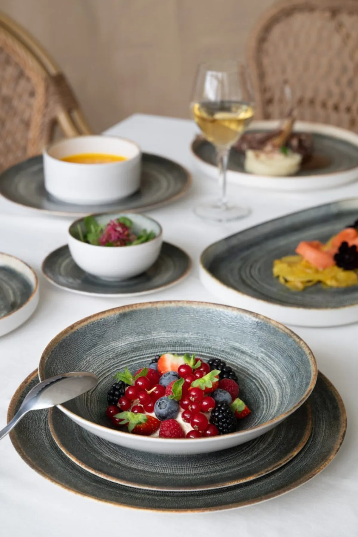 Assiette coupe rond gris anthracite porcelaine Ø 16 cm Terra - PRO.MUNDI New