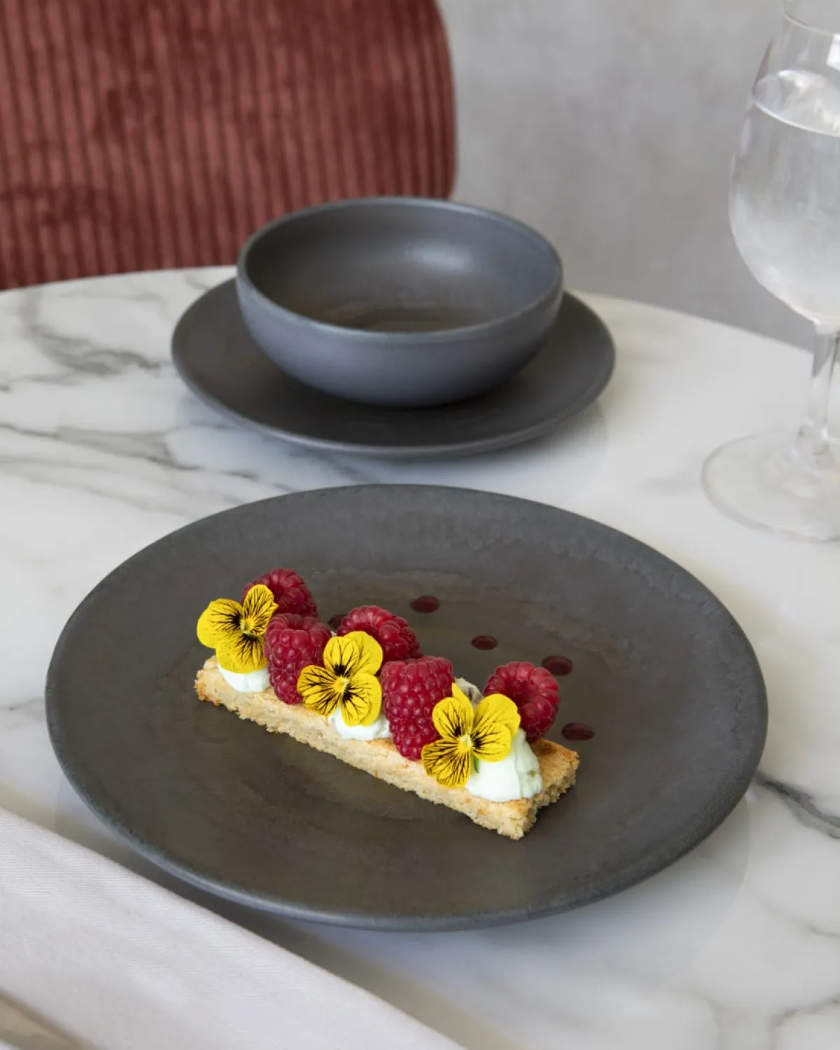 ACCOLADE Assiette coupe rond gris brun grès émaillé Ø 21 cm Enigma Online