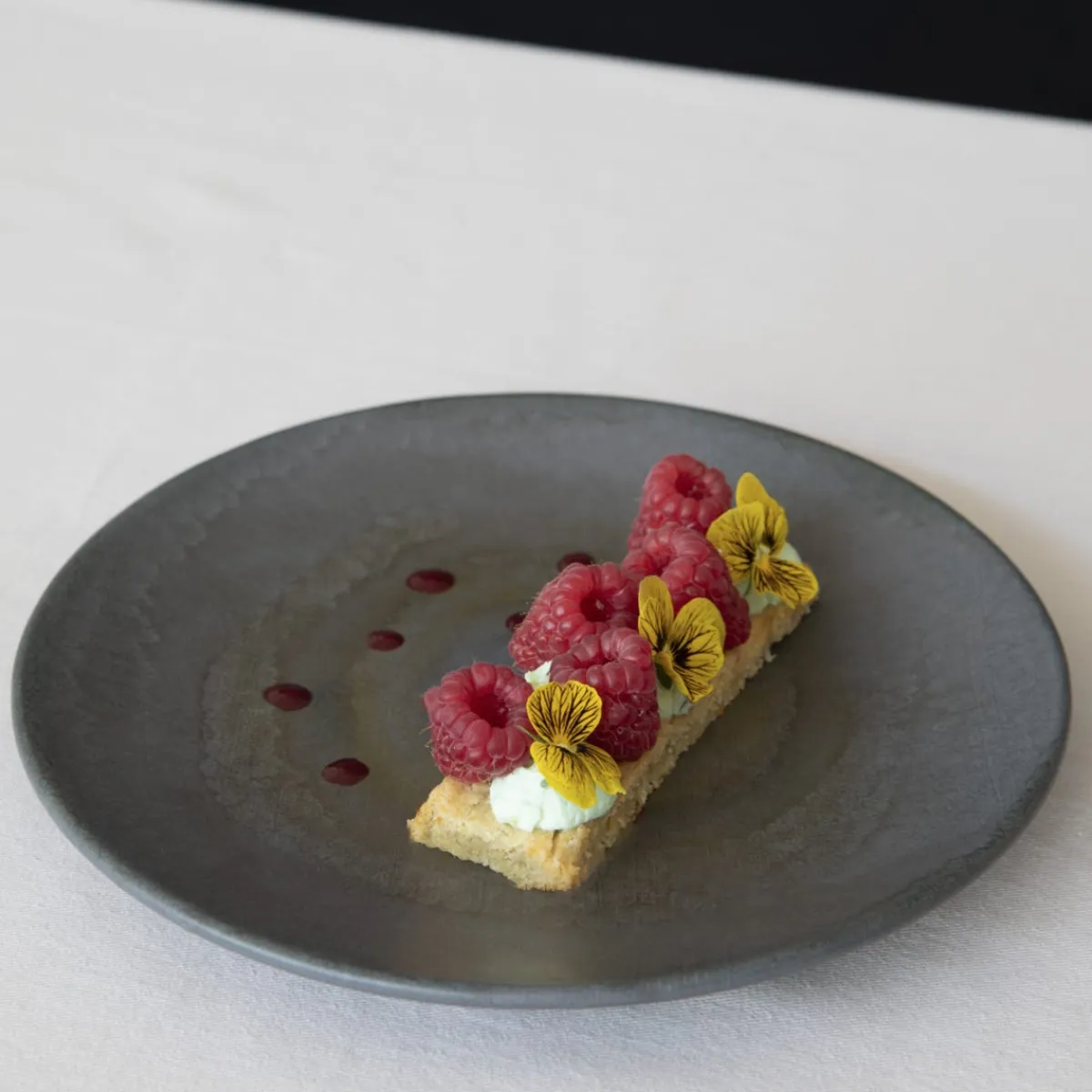ACCOLADE Assiette coupe rond gris brun grès émaillé Ø 21 cm Enigma Online