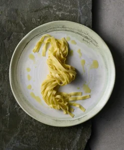 Assiette plate organique vert porcelaine vitrifiée Ø 23 cm Finca Flint - DUDSON Online