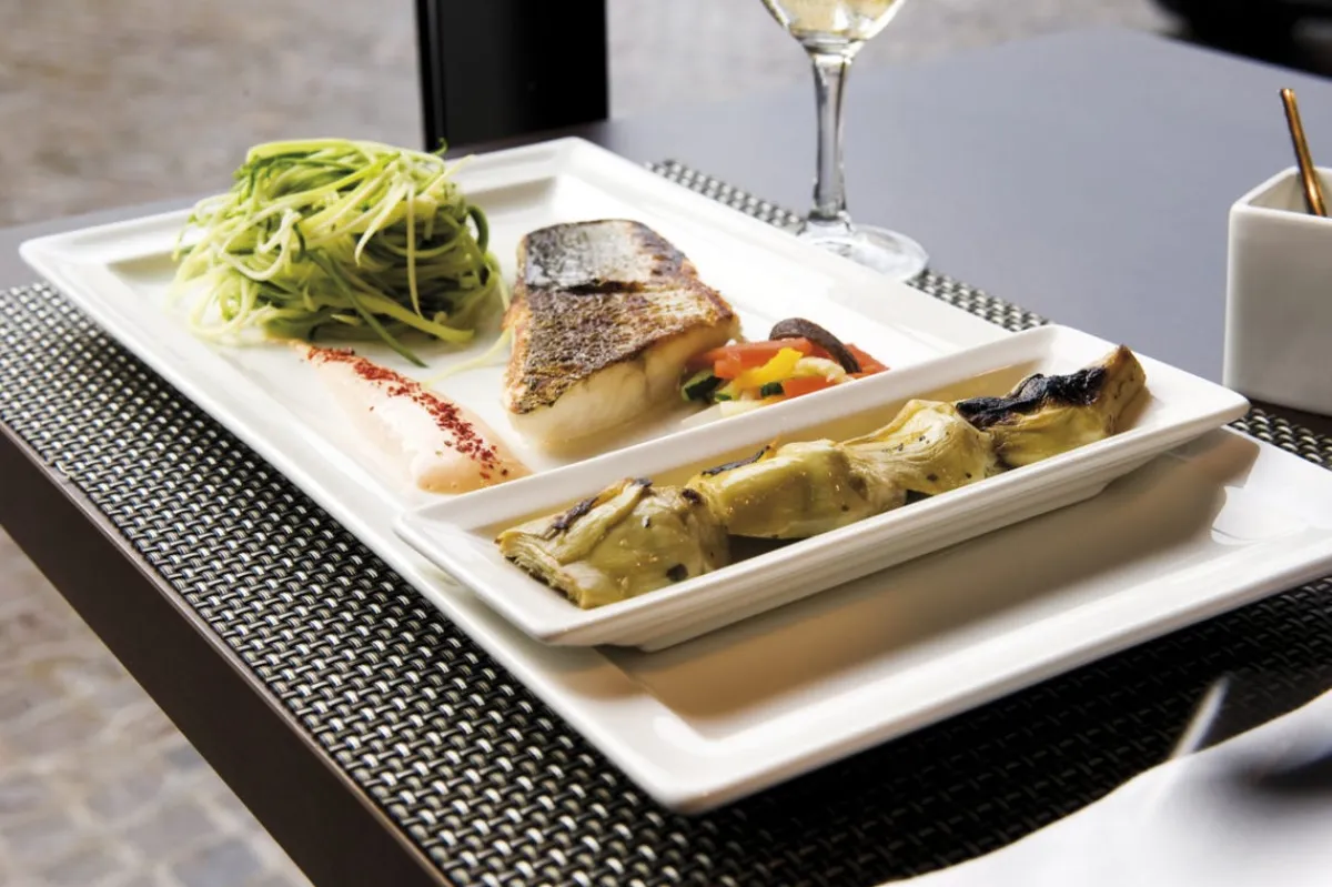 Assiette plate rectangulaire ivoire porcelaine vitrifiée 33x23 cm Classic Gourmet - RAK Discount