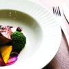 Assiette plate rond ivoire porcelaine vitrifiée Ø 23,9 cm Metropolis - RAK Outlet