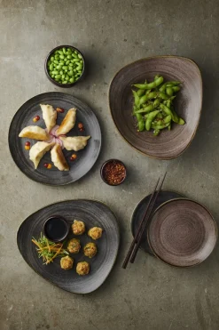 Assiette plate triangulaire Raw Black porcelaine vitrifiée 22,9x22,9 cm Stonecast Raw - CHURCHILL Best