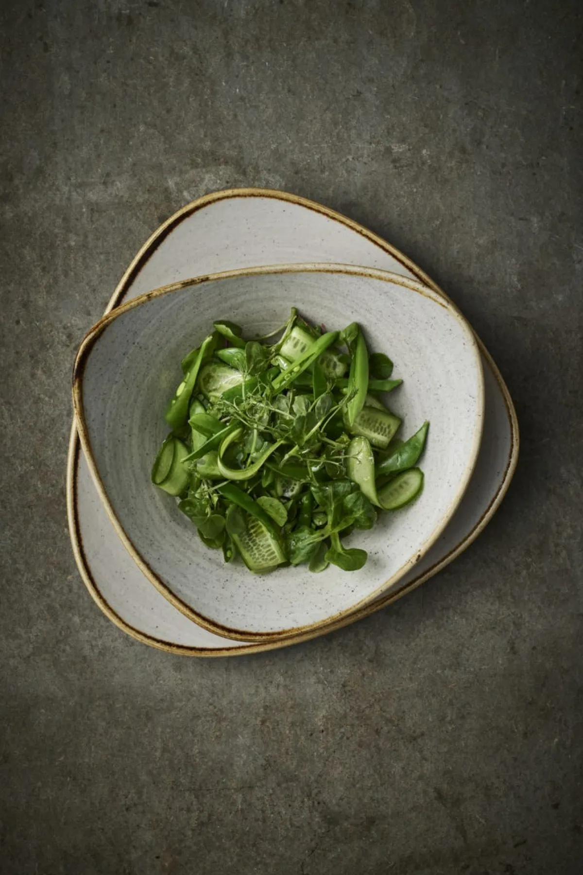 CHURCHILL Assiette plate triangulaire raw grey porcelaine vitrifiée 26,5x26,5 cm Stonecast Raw