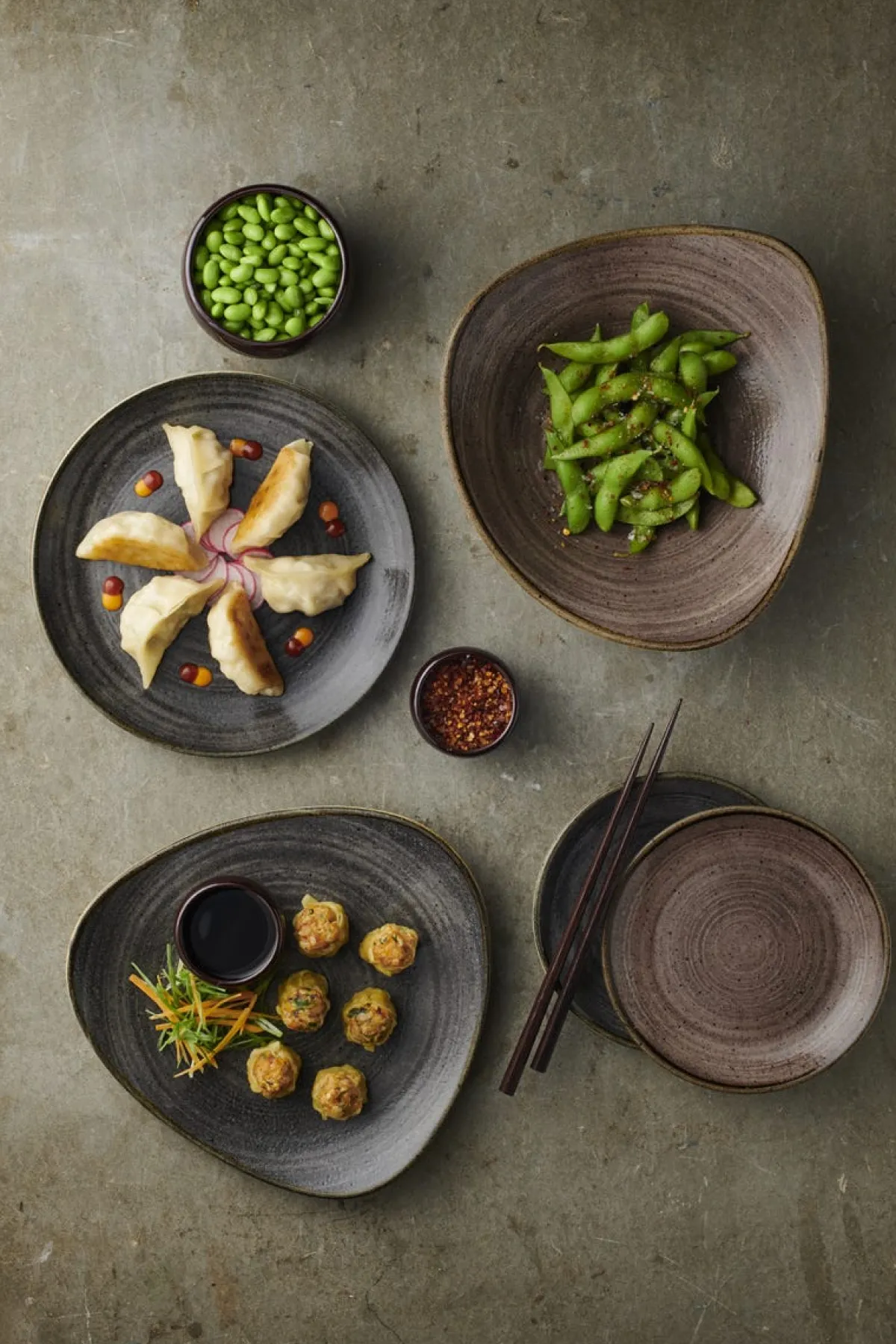 CHURCHILL Assiette plate triangulaire Raw Black porcelaine vitrifiée 26,5x26,5 cm Stonecast Raw