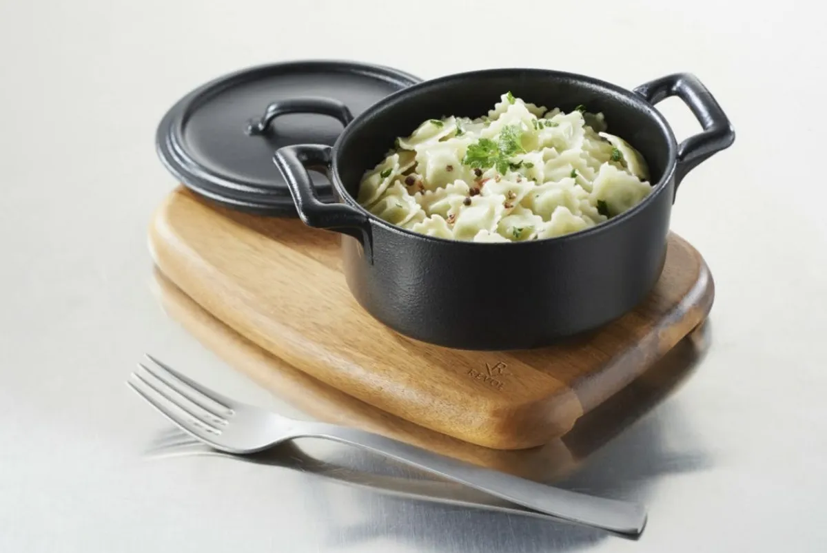REVOL Cocotte avec couvercle ovale noir porcelaine culinaire 13,5x12,2 cm Belle Cuisine Online