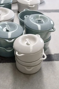 Cocotte avec couvercle rond Gris nuage porcelaine culinaire Ø 22 cm Bombance - REVOL Online