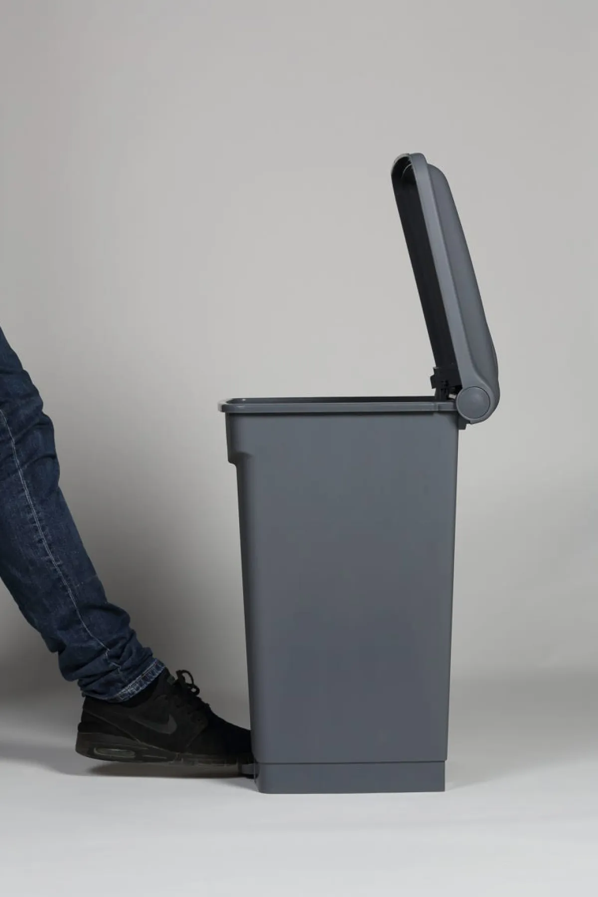Collecteur à pédale plastique 45 L gris - PROBBAX Hot