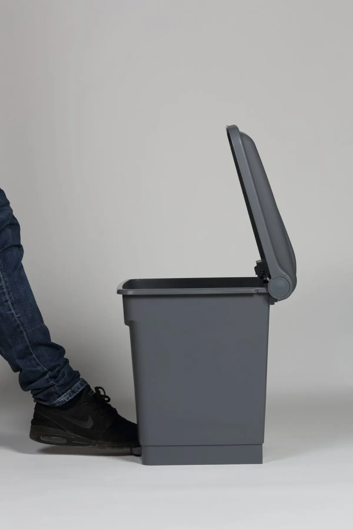 Collecteur à pédale plastique 30 L gris - PROBBAX