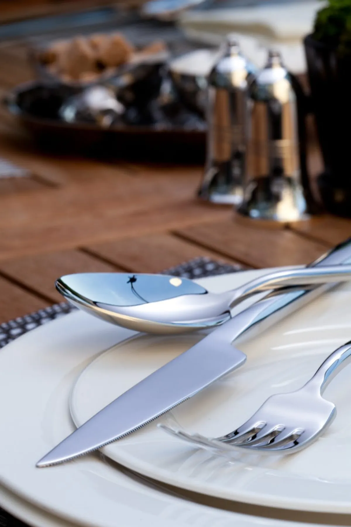 Couteau de table monobloc cranté 24 cm Togo - WNK BY VAVRO Hot