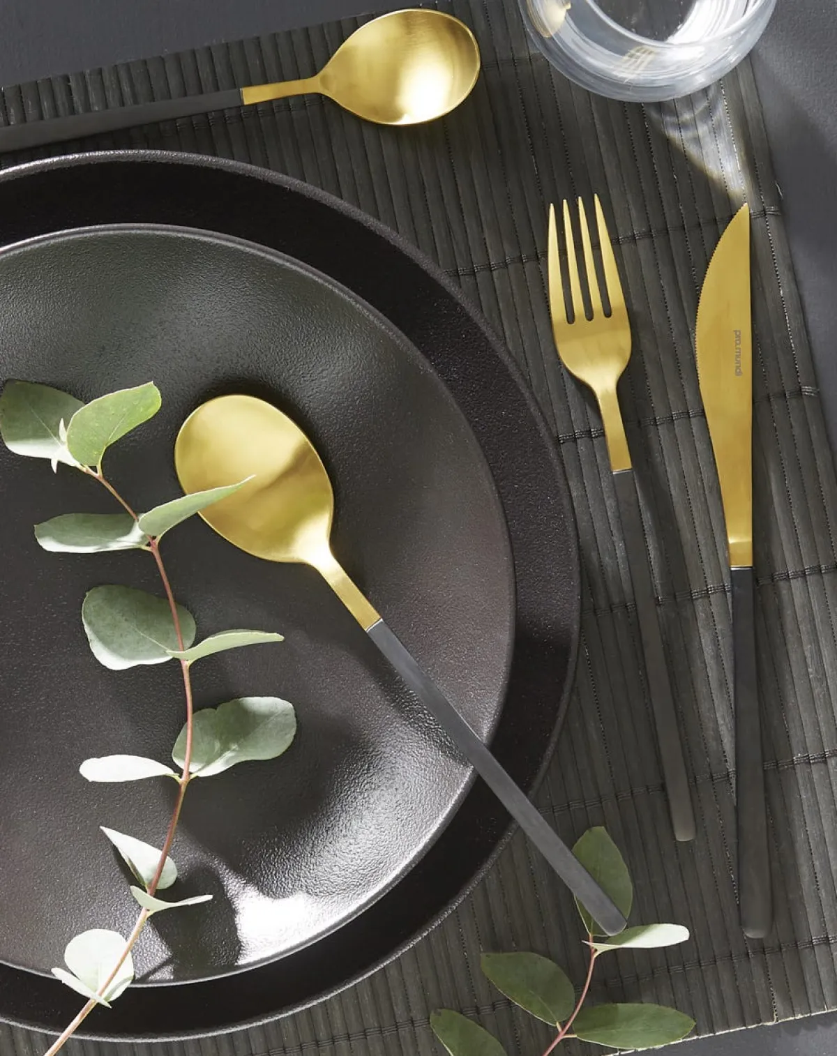 PRO.MUNDI Couteau de table monobloc cranté or 22,7 cm Aroma Or Pvd Noir Hot