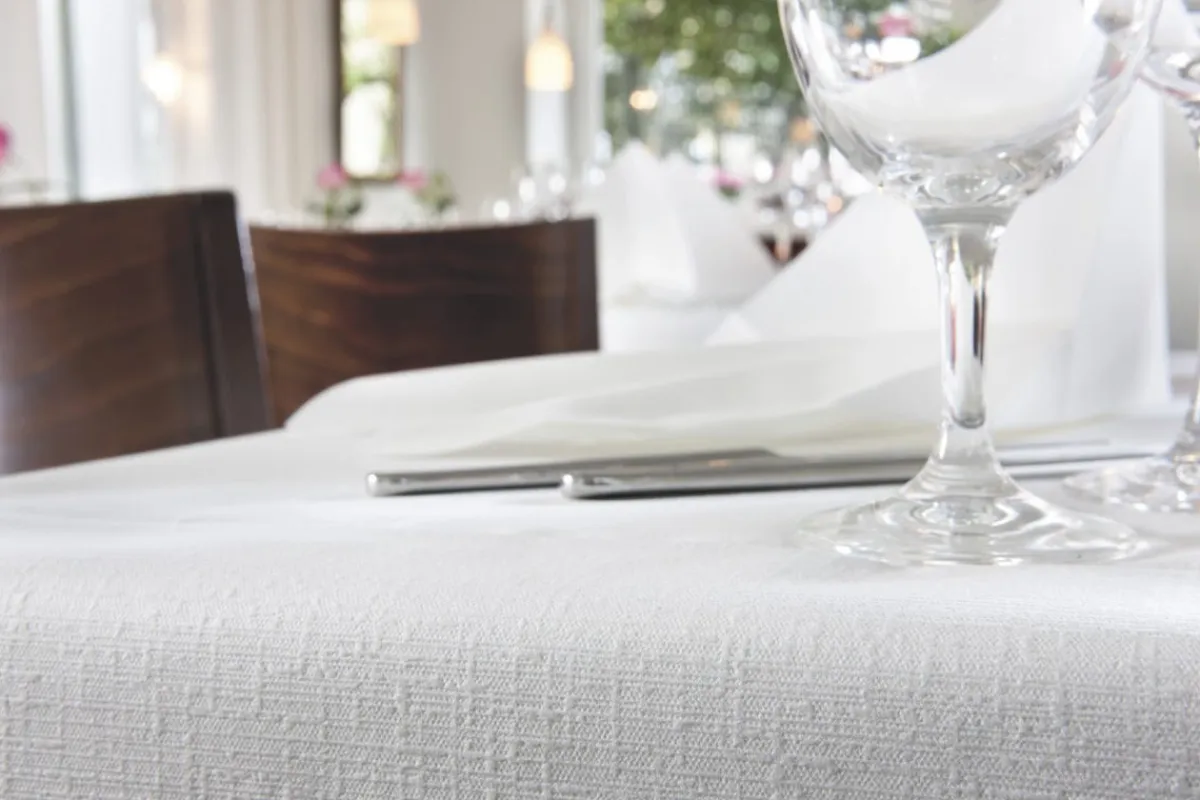 Nappe blanc non tissé 220x127 cm Evolin (25 pièces) - DUNI Discount