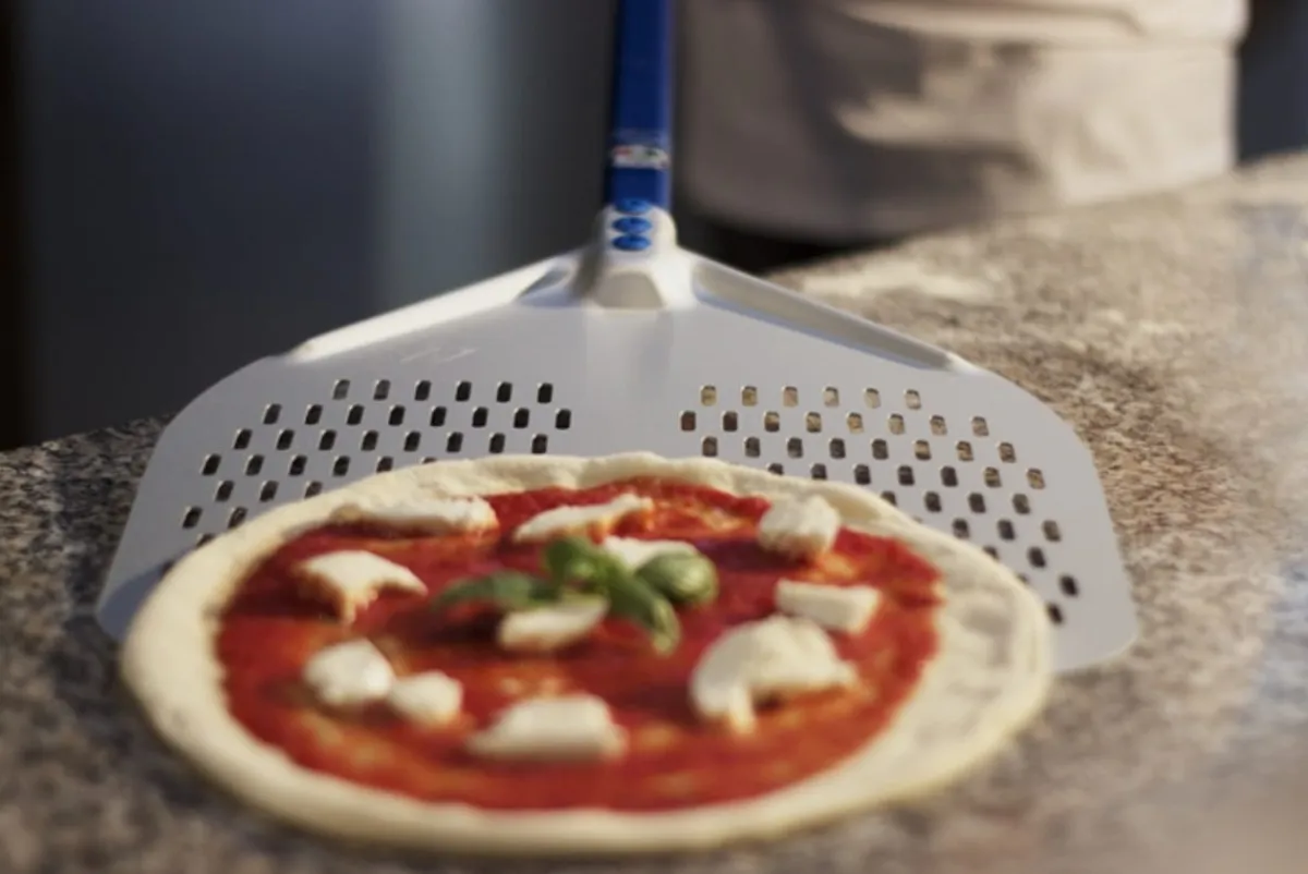 GI METAL Pelle à pizza perforée aluminium anodisé 36x36 cm manche 150 cm Azzurra Online