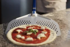 GI METAL Pelle à pizza perforée aluminium anodisé 33x33 cm manche 60 cm Azzurra New