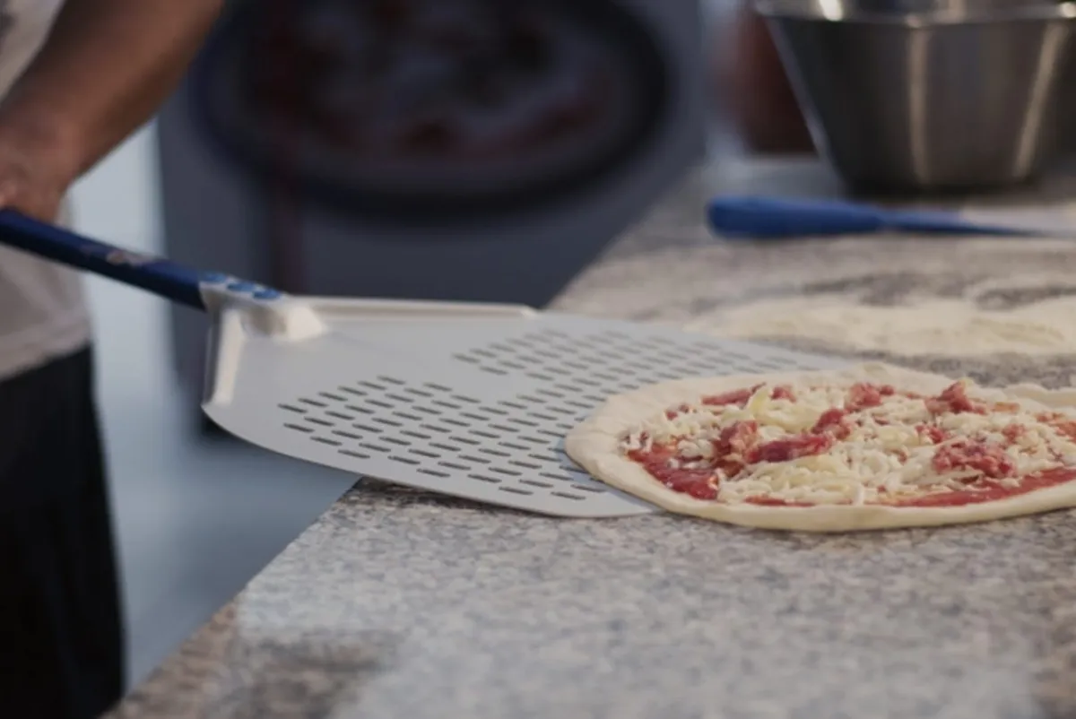 GI METAL Pelle à pizza perforée aluminium anodisé 33x33 cm manche 60 cm Azzurra New