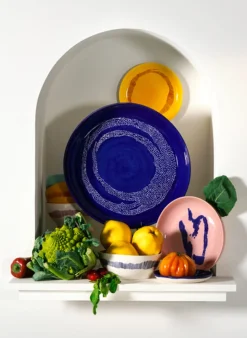 SERAX Plat de présentation rond sunny yellow - points noirs grès émaillé Ø 35 cm Feast By Ottolenghi Online