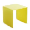 Plateau avec pieds résine Nacryl® jaune 20x20x20,5 cm Mealplak - REVOL Online