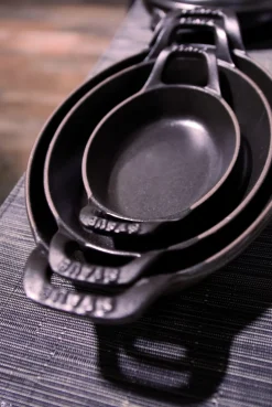 Plat empilable ovale noir fonte d'acier 28 cm - STAUB Sale