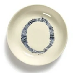 SERAX Plat rond blanc swirl - stripes bleu grès émaillé Ø 11,5 cm Feast By Ottolenghi